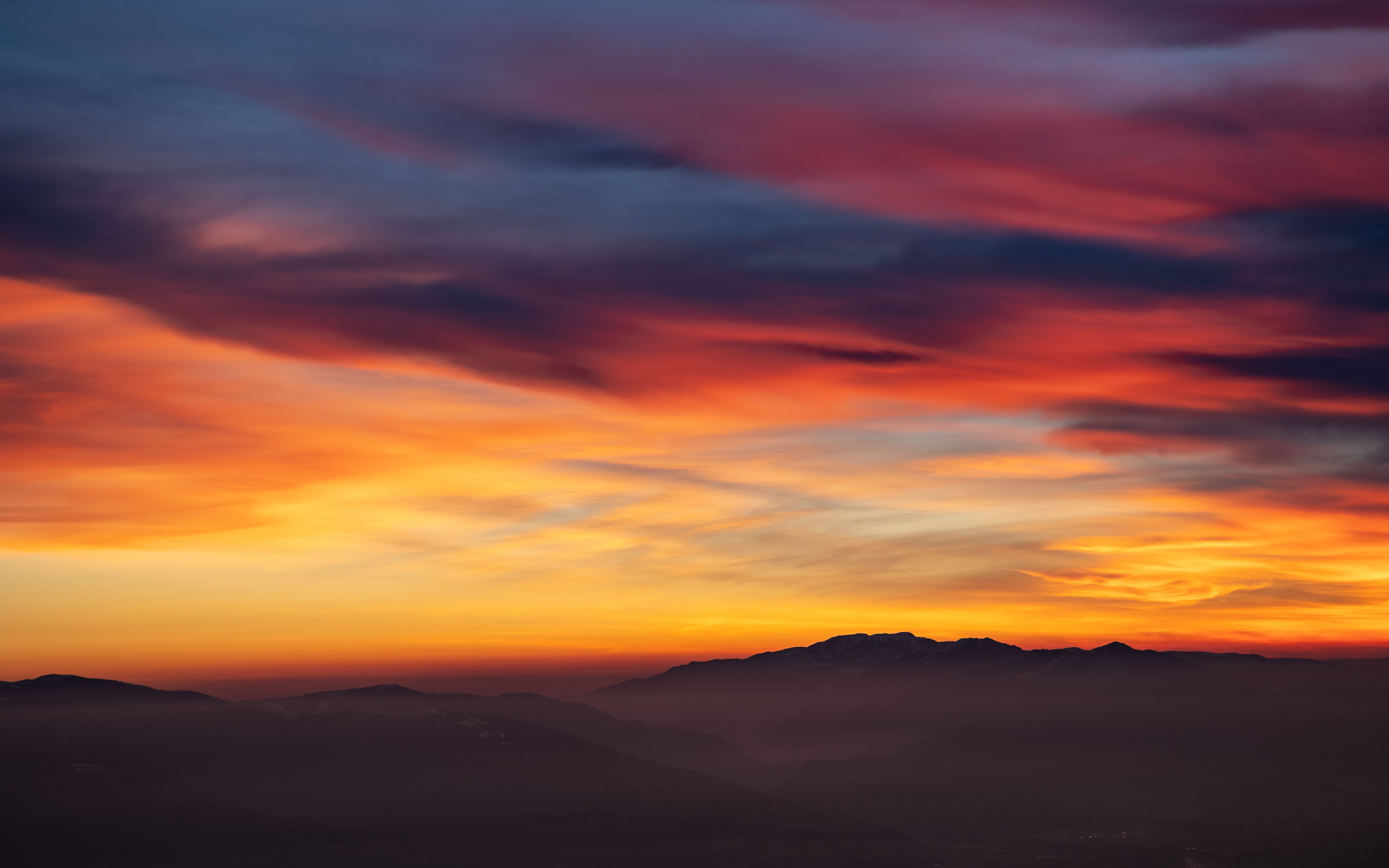 Amanecer en la monta&ntilde;a para viajeros