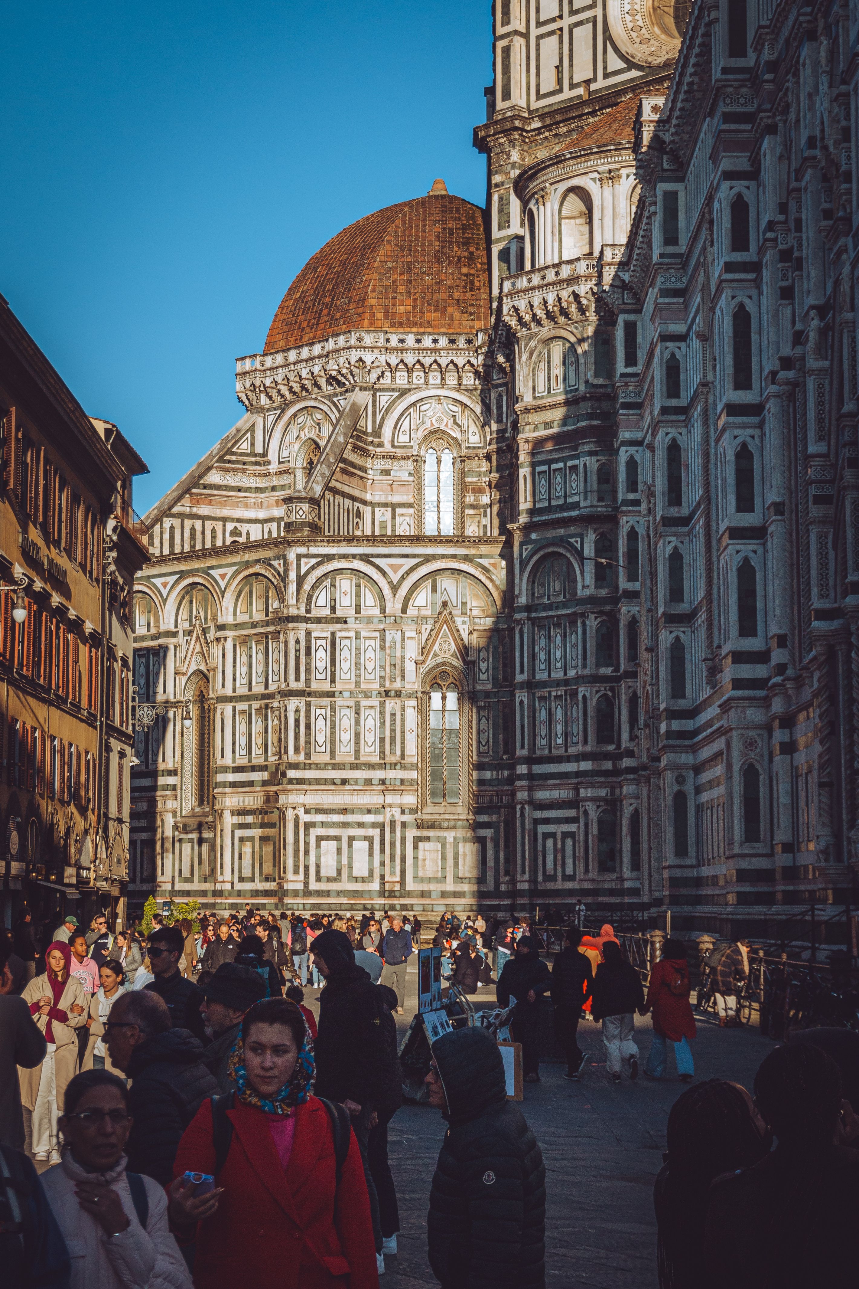 crowd-of-tourists-in-the-square-by-the-cathedral-of-saint-mary-of-the