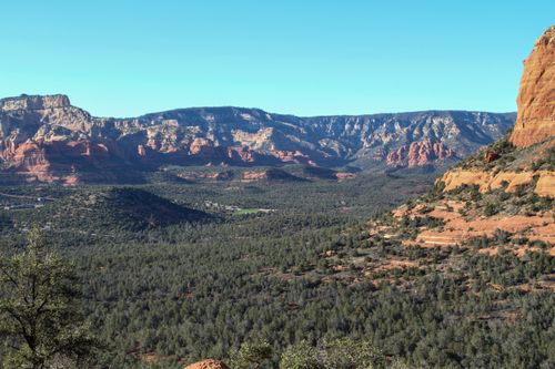 Free Scenic view of Sedona's red rock canyon with lush forests, ideal for nature lovers. Stock Photo