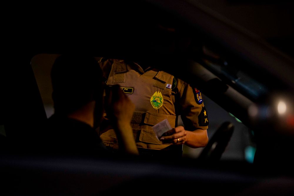Blitz de trânsito abordando motorista à noite