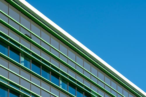 Kostenloses Stock Foto zu aufnahme von unten, fenster, klarer himmel