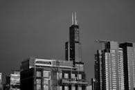 一张黑白照片展示了威利斯大厦和芝加哥天际线