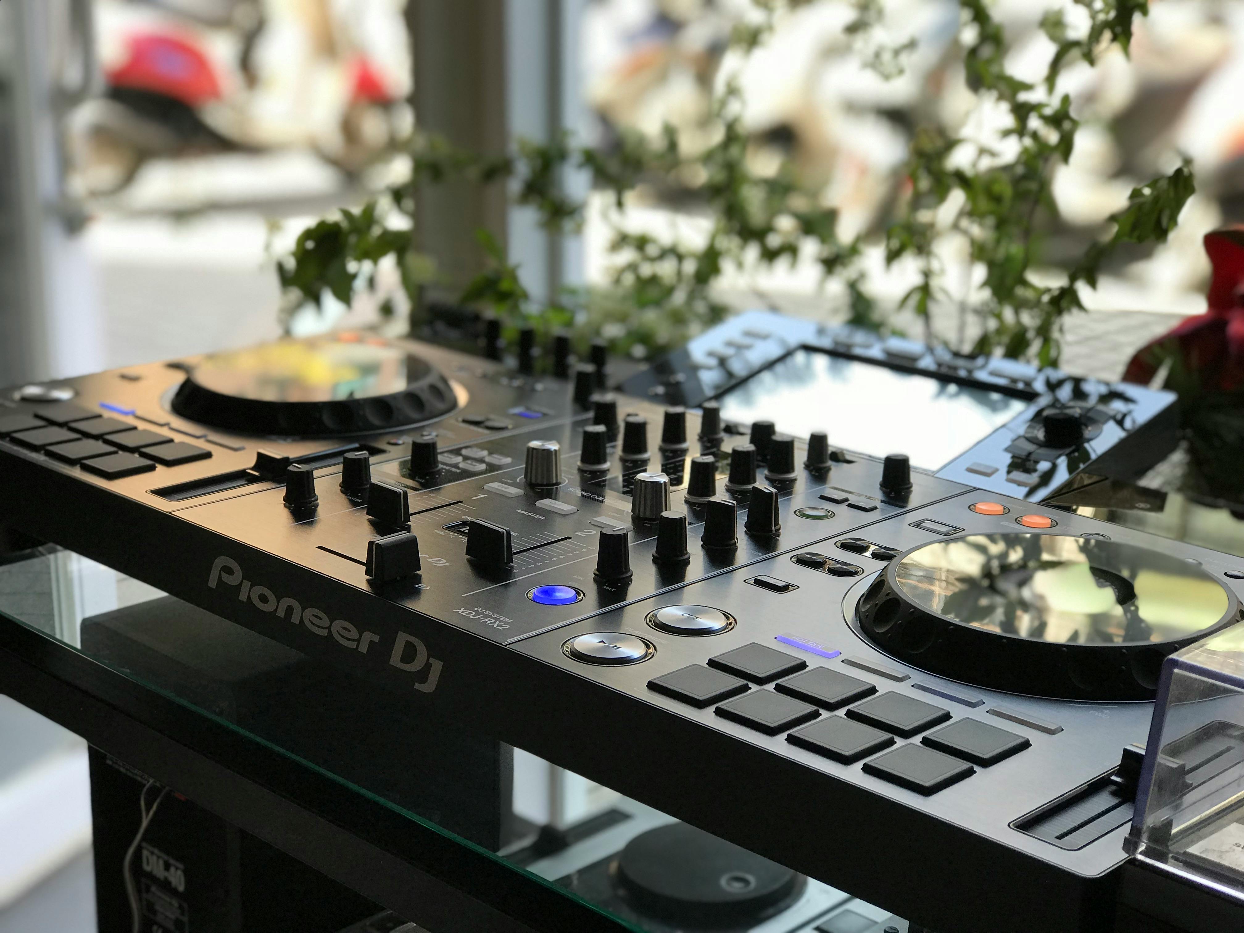 Reusable event booth for electronics with professional illustrations