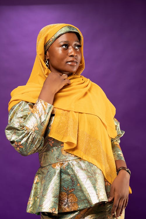 Fotobanka s bezplatnými fotkami na tému Afroameričanka, fialové pozadie, hidžáb