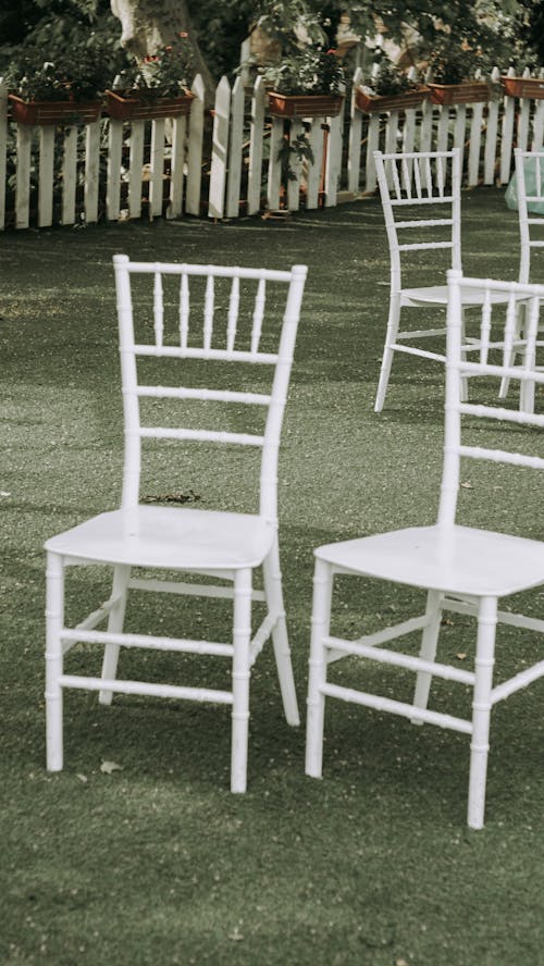 Foto profissional grátis de assentos, cadeiras brancas, cerca