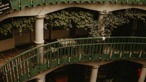 Foto profissional grátis de arquitetura tradicional, balaustrada, balcão