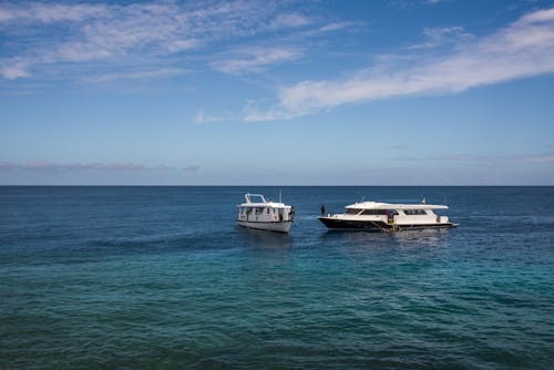 Foto profissional grátis de azul, barco, litoral