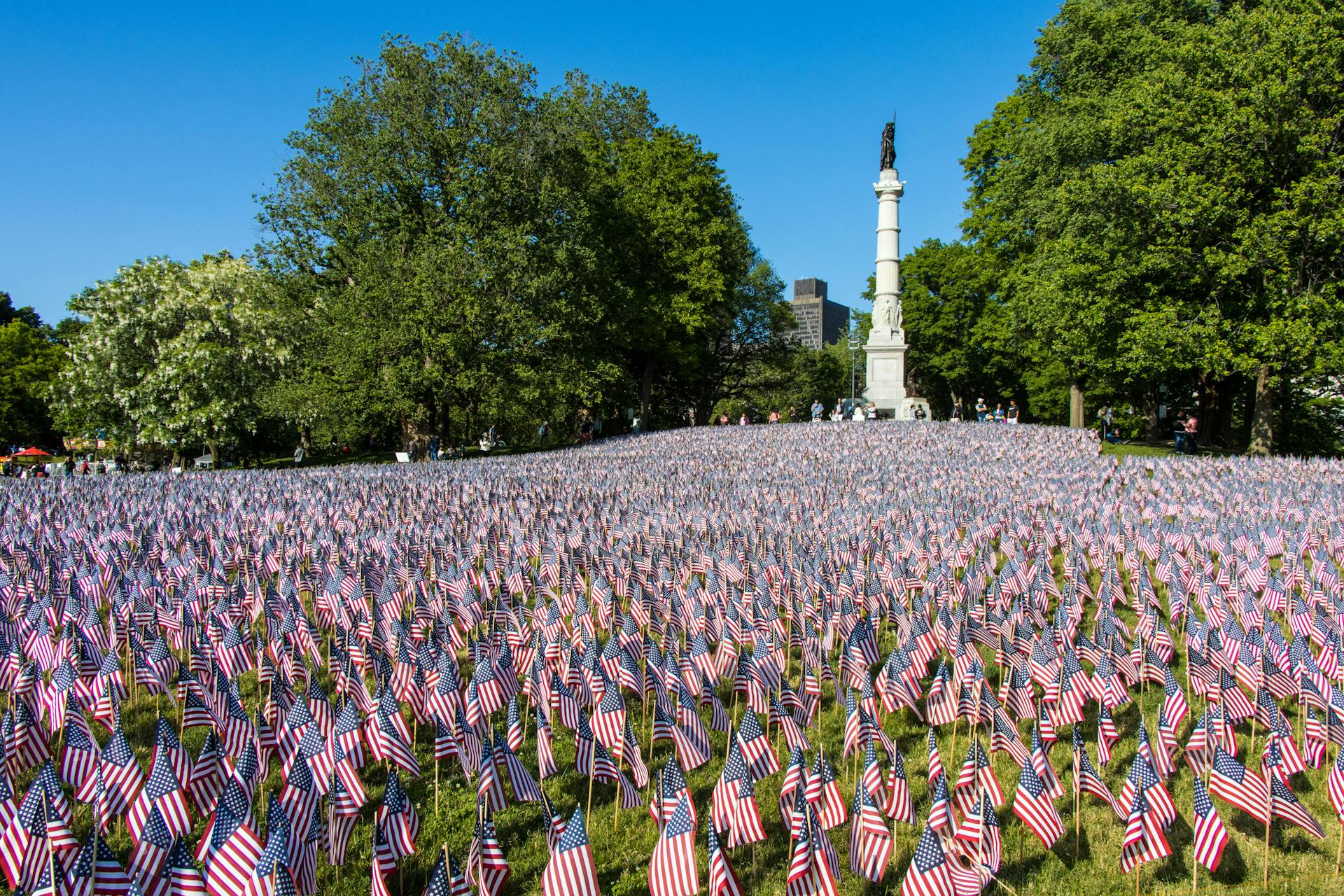 Een groot aantal Amerikaanse vlaggen voor het Soldiers and Sailors Monument in Boston Common