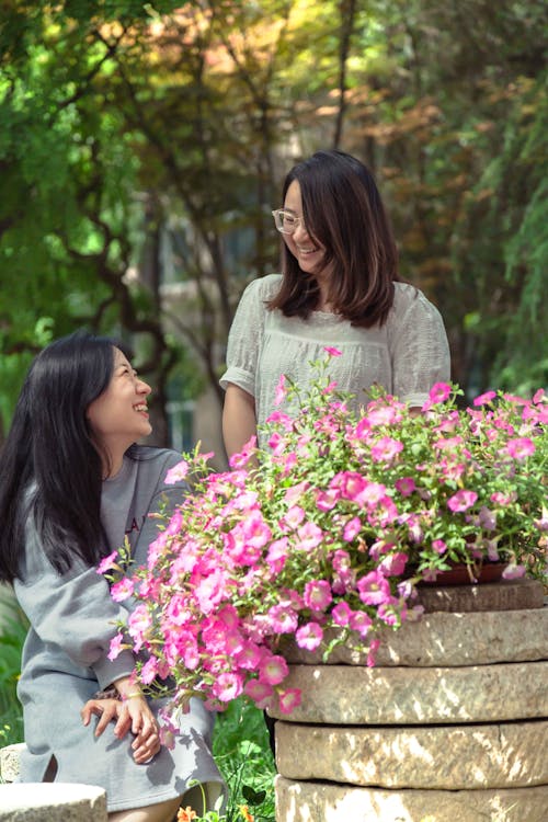 asyalı kadınlar, Bahçe, çiçeklenmek içeren Ücretsiz stok fotoğraf