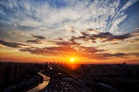 日落时分，城市景观令人叹为观止，色彩充满活力，天空极具戏剧性