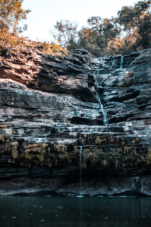 Cascate Sulla Formazione Rocciosa Grigia