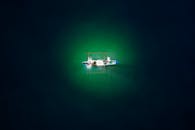 航拍画面中，一艘印度尼西亚渔船被深深的黑暗水域包围