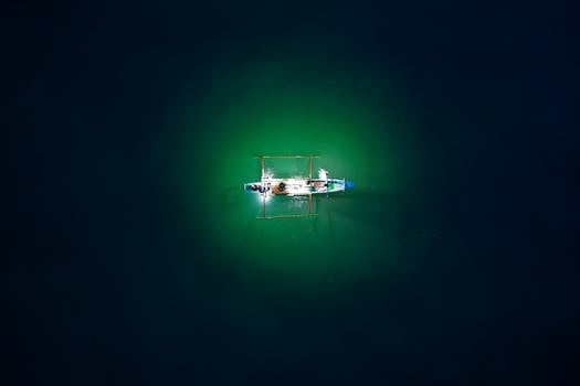 航拍画面中，一艘印度尼西亚渔船被深深的黑暗水域包围