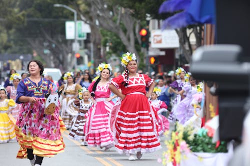 Foto profissional grátis de amontoado, animador, bailarinos