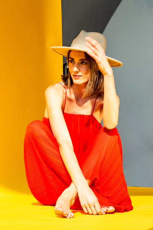 Darmowe zdjęcie z galerii z czerwona sukienka, fotografia mody, kapelusz