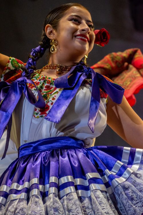 Free Smiling woman in traditional Mexican attire performs a vibrant dance. Stock Photo