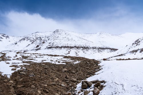 Бесплатное стоковое фото с голубое небо, горный пик, горный хребет