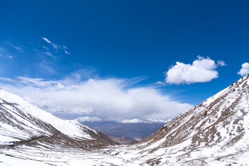 Безкоштовне стокове фото на тему «блакитне небо, гірський хребет, гори» стокове фото