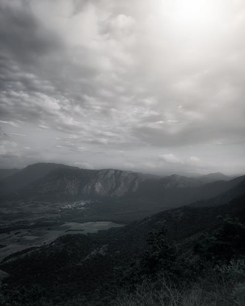 Foto profissional grátis de cadeia de montanhas, cênico, escuro