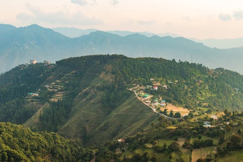 Foto profissional grátis de aldeia de montanha, aventura, cadeia de montanhas