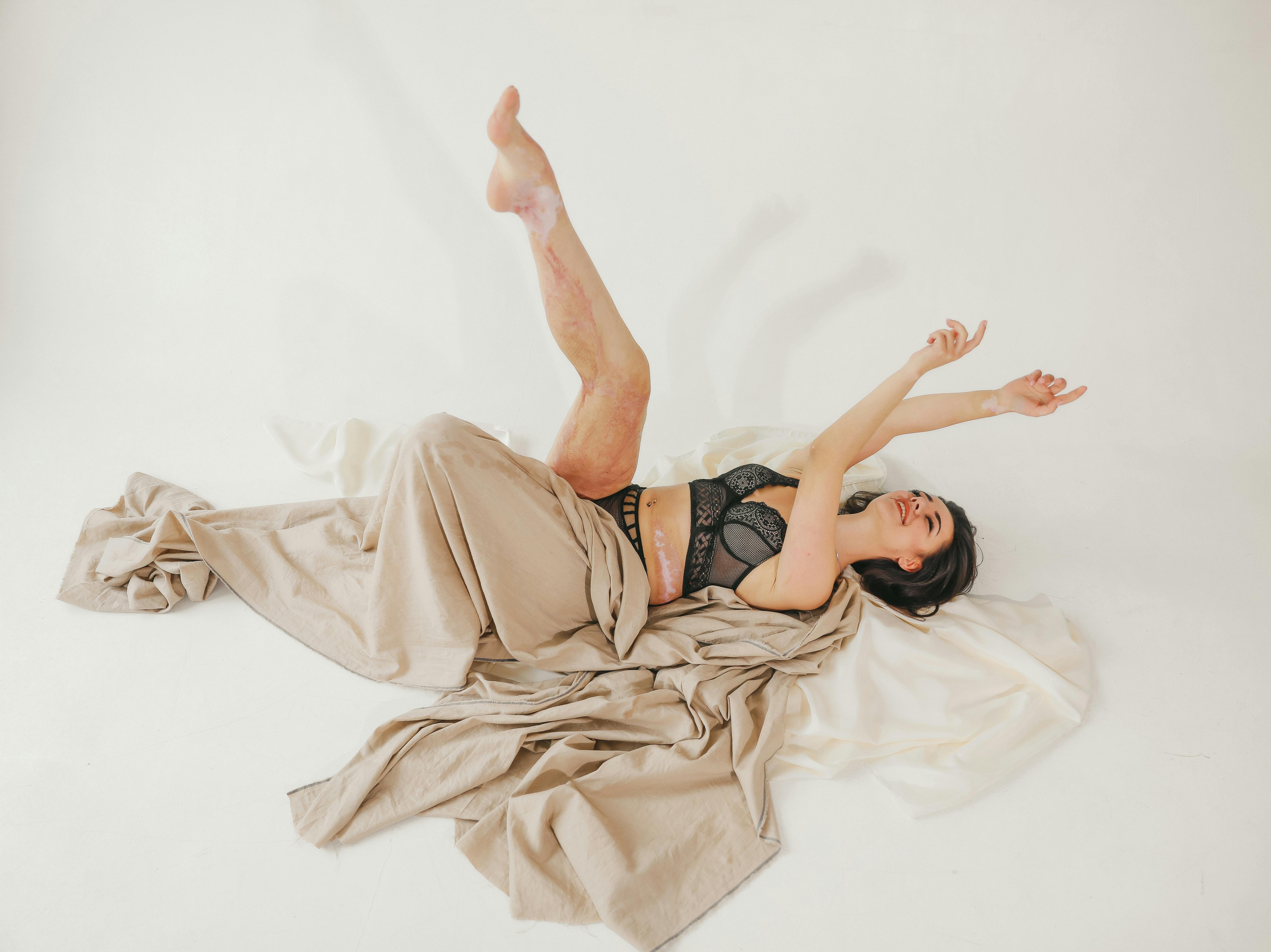 Gratis stockfoto met artistieke pose, beddengoed, been omhoog Stockfoto