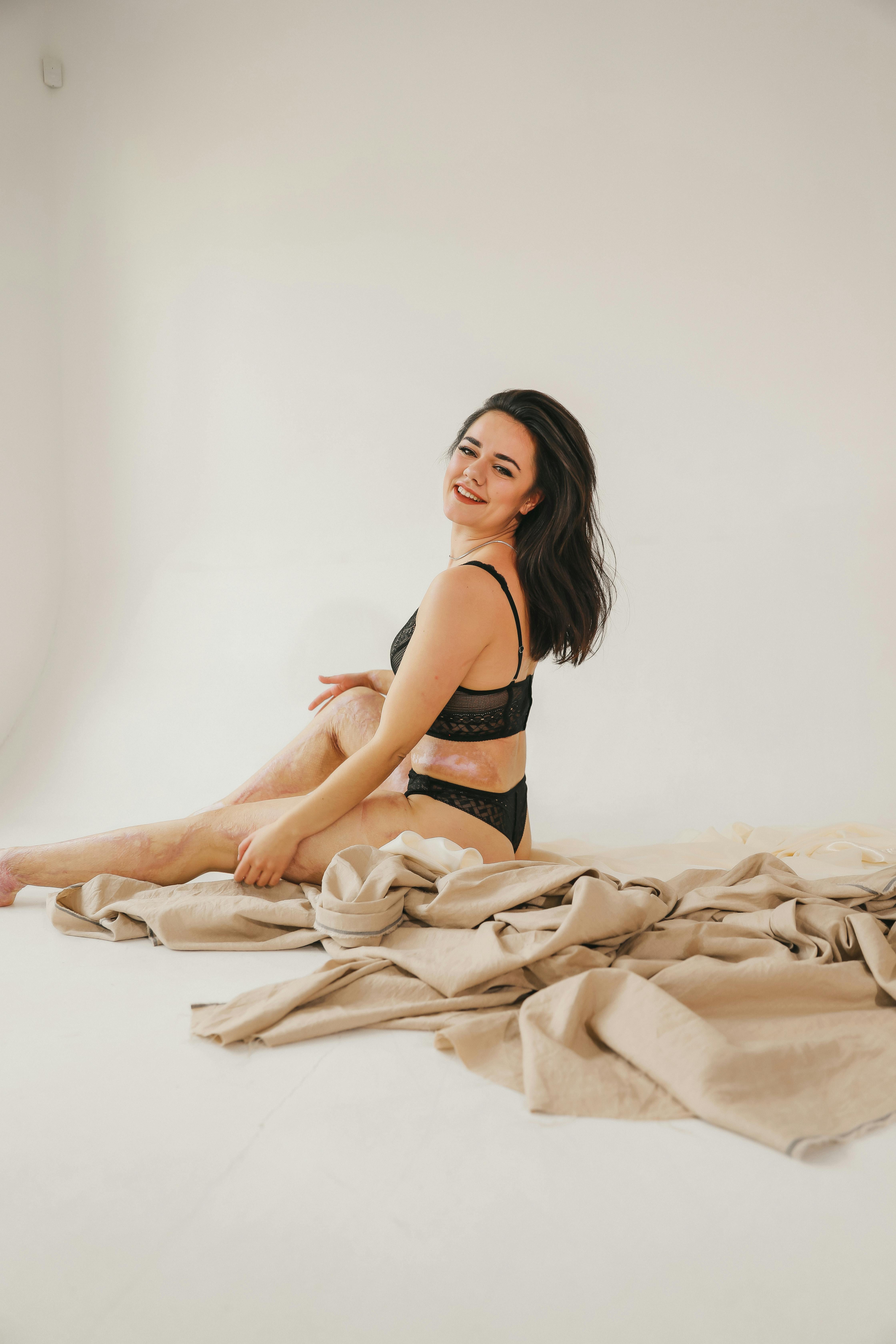 Gratis stockfoto met beha, beige doek, binnen Stockfoto