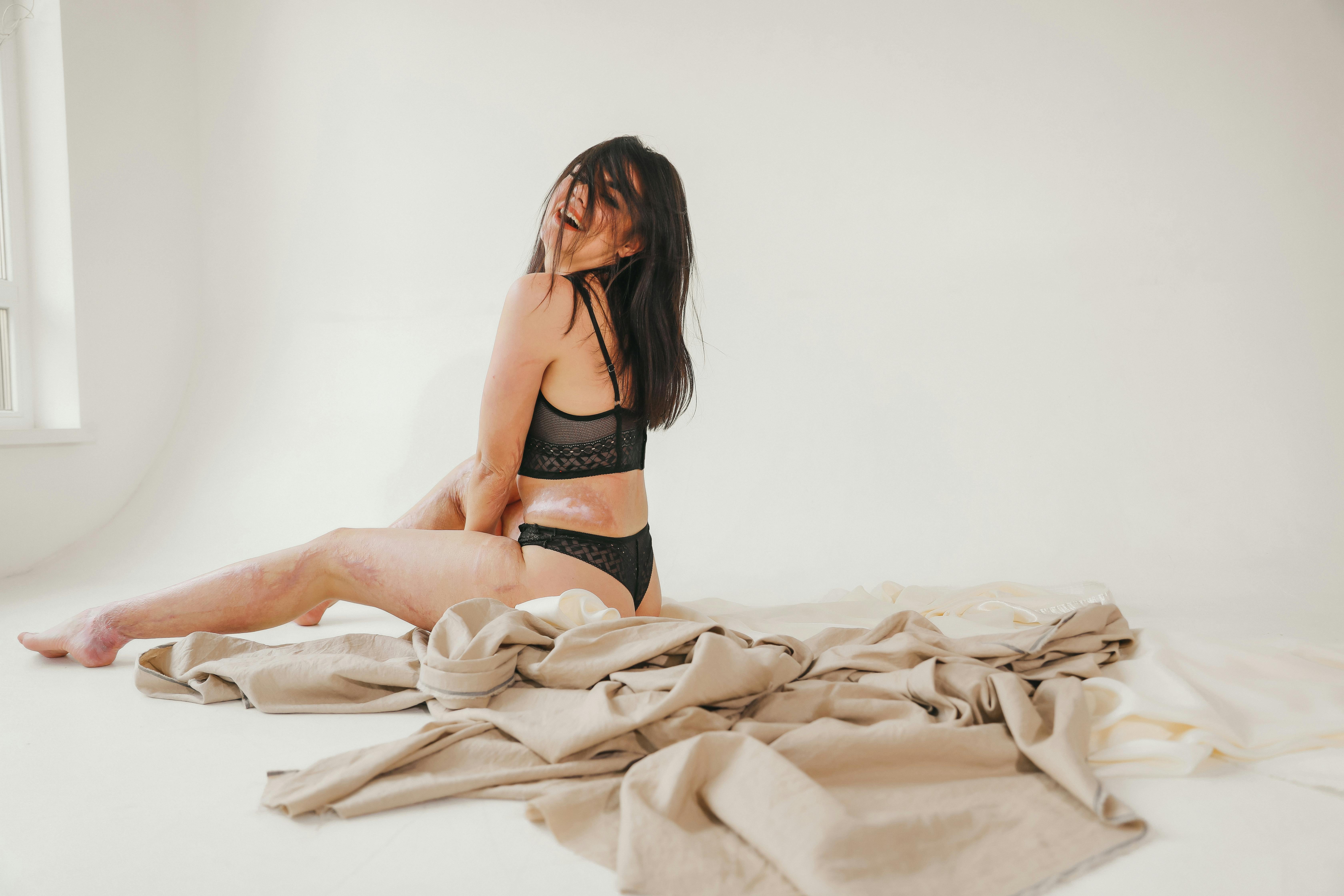 Gratis arkivbilde med # innendørs, avslappet, blonde Arkivbilde