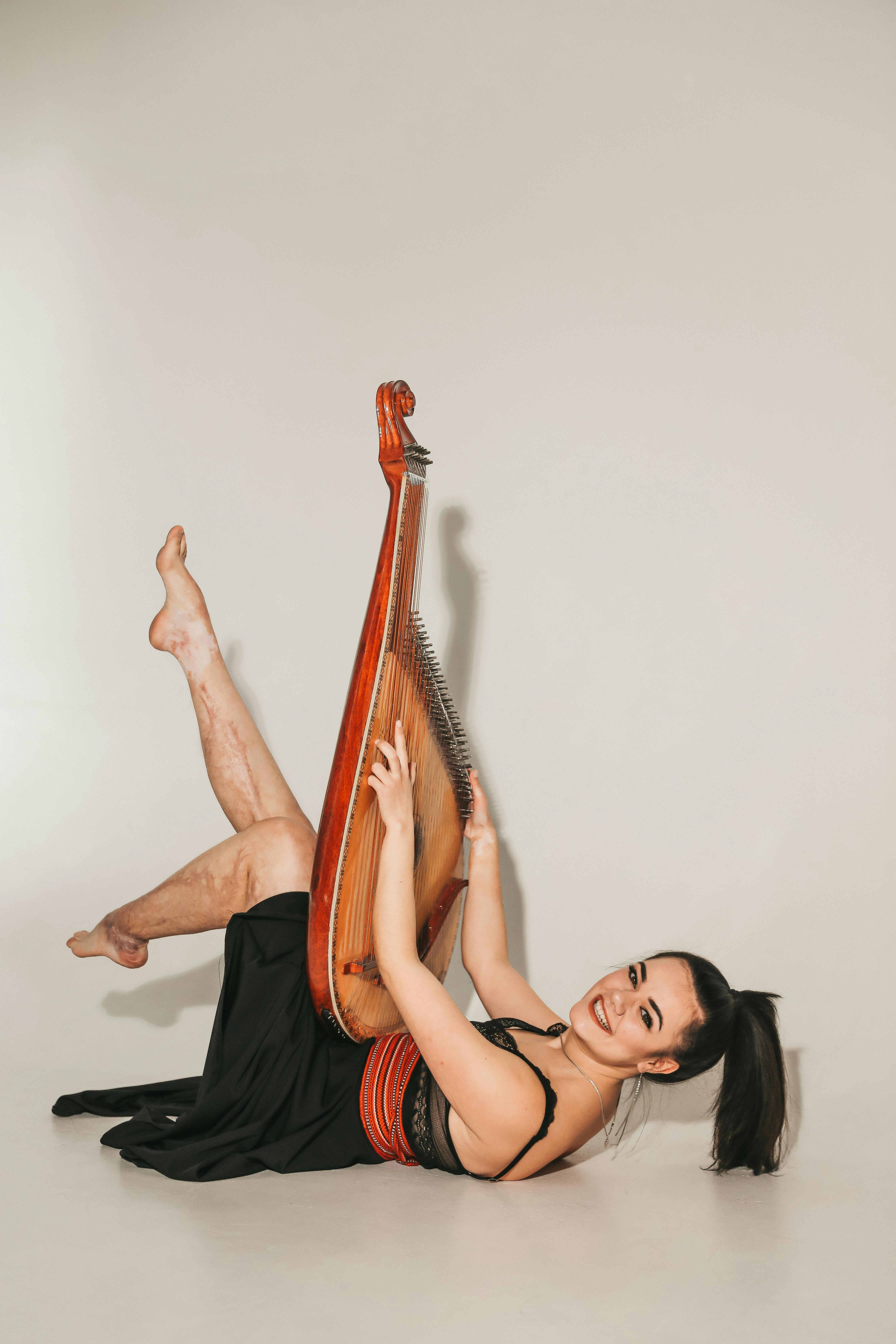 Gratis Fotos de stock gratuitas de acostado, actuación en solitario, arte de performance Foto de stock