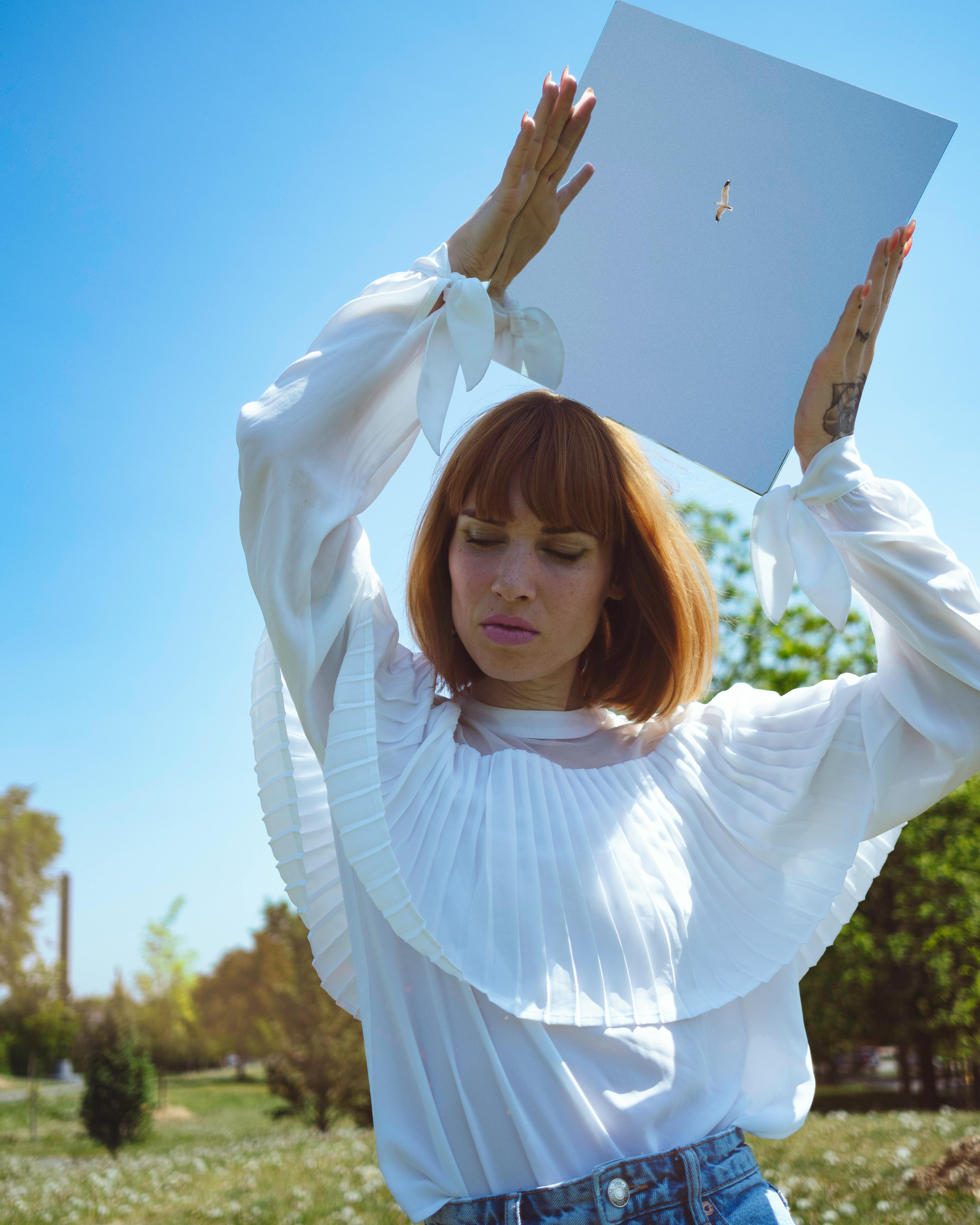 Charming portrait of a woman with a bob haircut outdoors under the sun in Montréal.