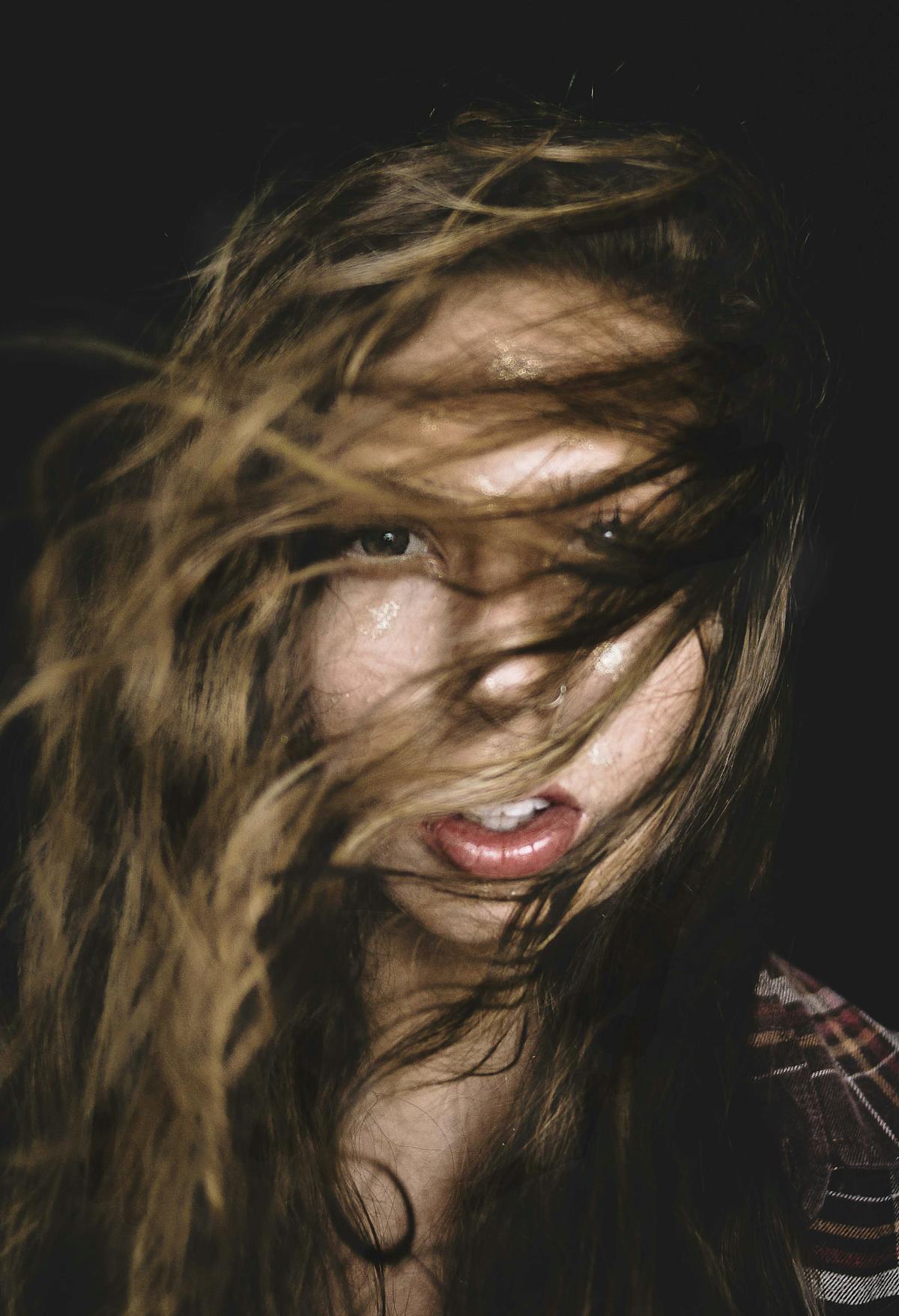 年輕女性吹頭髮圖片素材-JPG圖片尺寸6240 × 4160px-高清圖案501071808-zh.lovepik.com