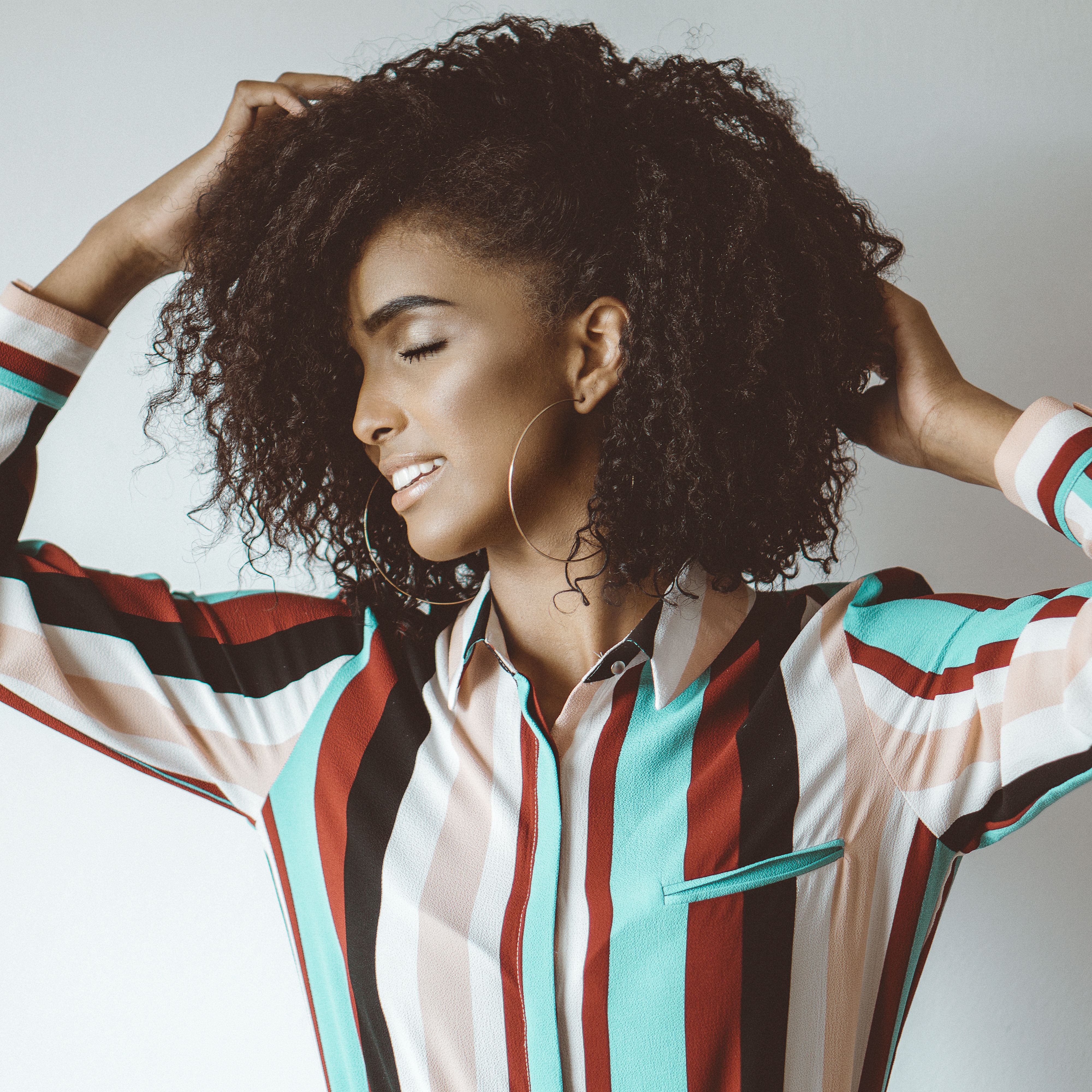 Coiffure bouclée stylisée en salon