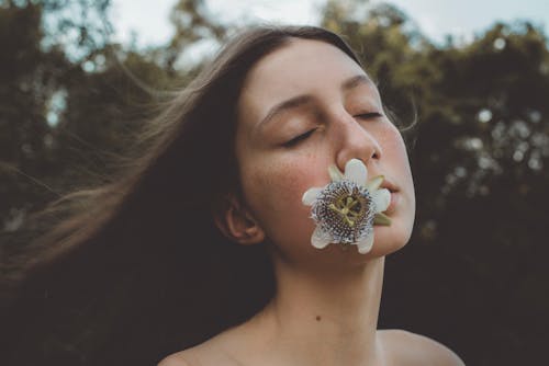 Ilmainen kuvapankkikuva tunnisteilla brunette, kasvot, kukka