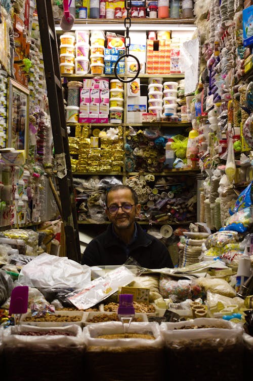 Foto d'estoc gratuïta de comercialitzar, home, menjar