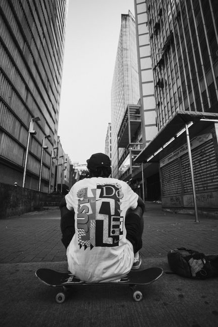 Black and white photo of a skateboarder in Belo Horizonte cityscape.
