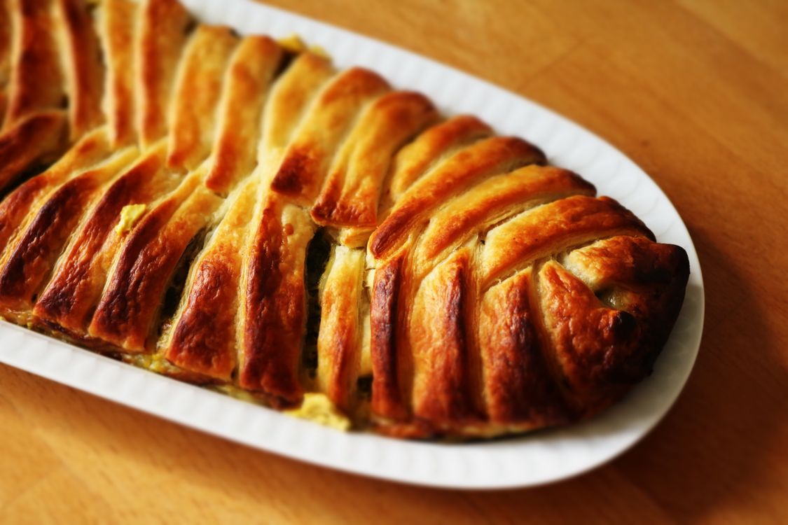 upieczone ciasto francuskie z widocznymi chrupiącymi warstwami