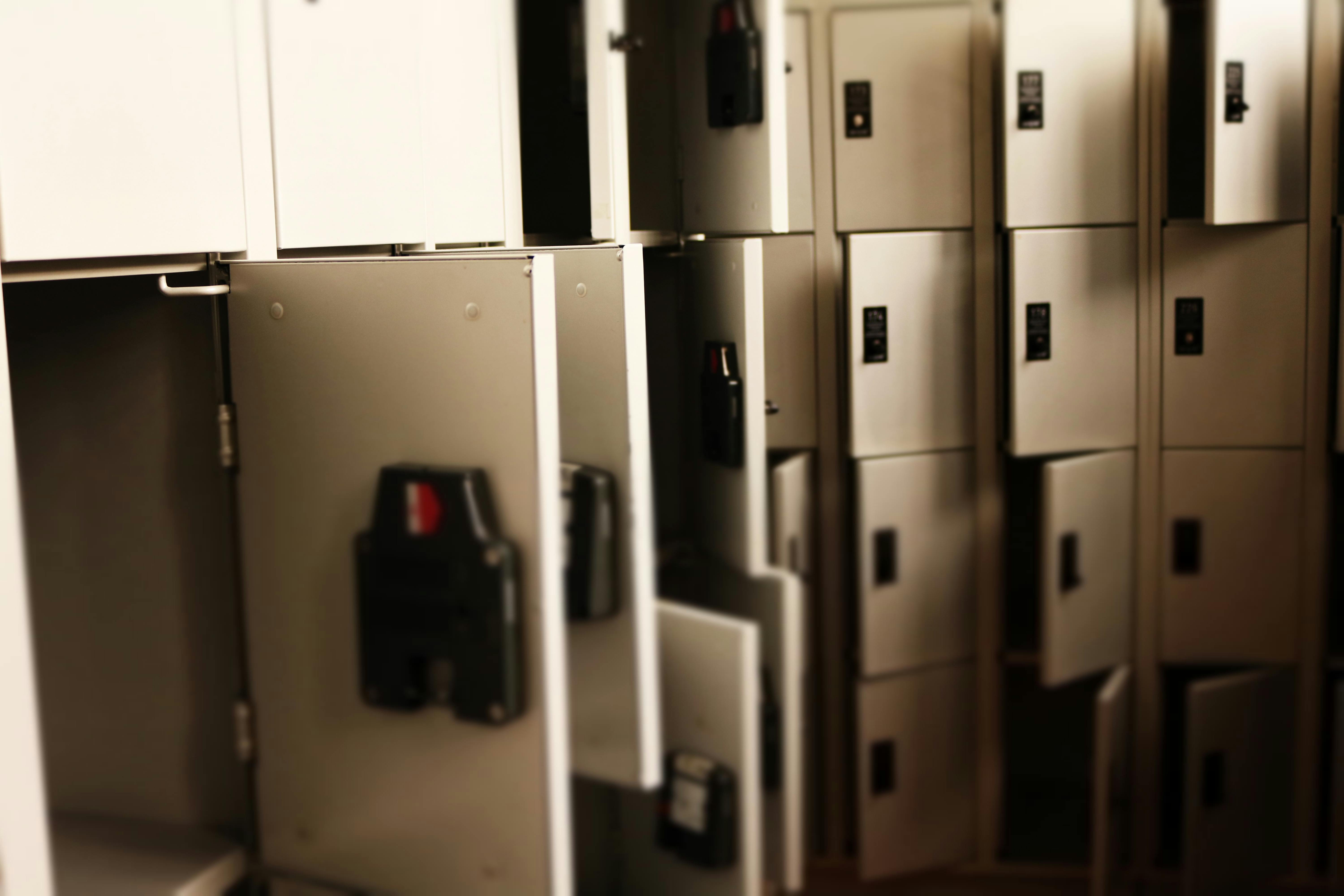 Men's locker room. | Photo: Pexels