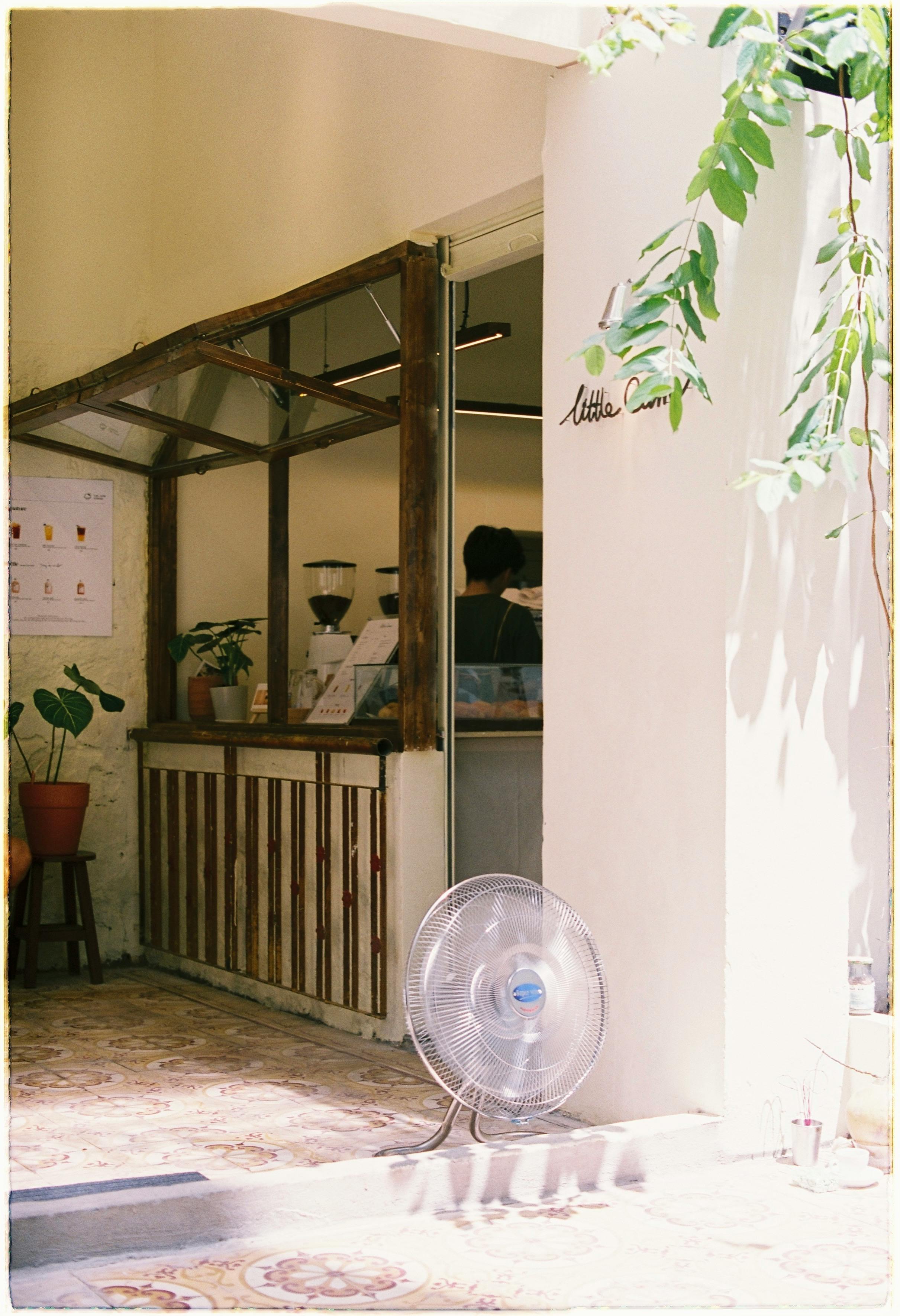 Gratuit Un Ventilator La Intrarea într O Cafenea  Fotografie de stoc