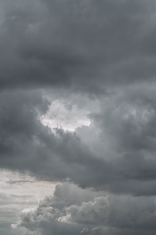Бесплатное стоковое фото с вертикальный выстрел, дождевые облака, небо