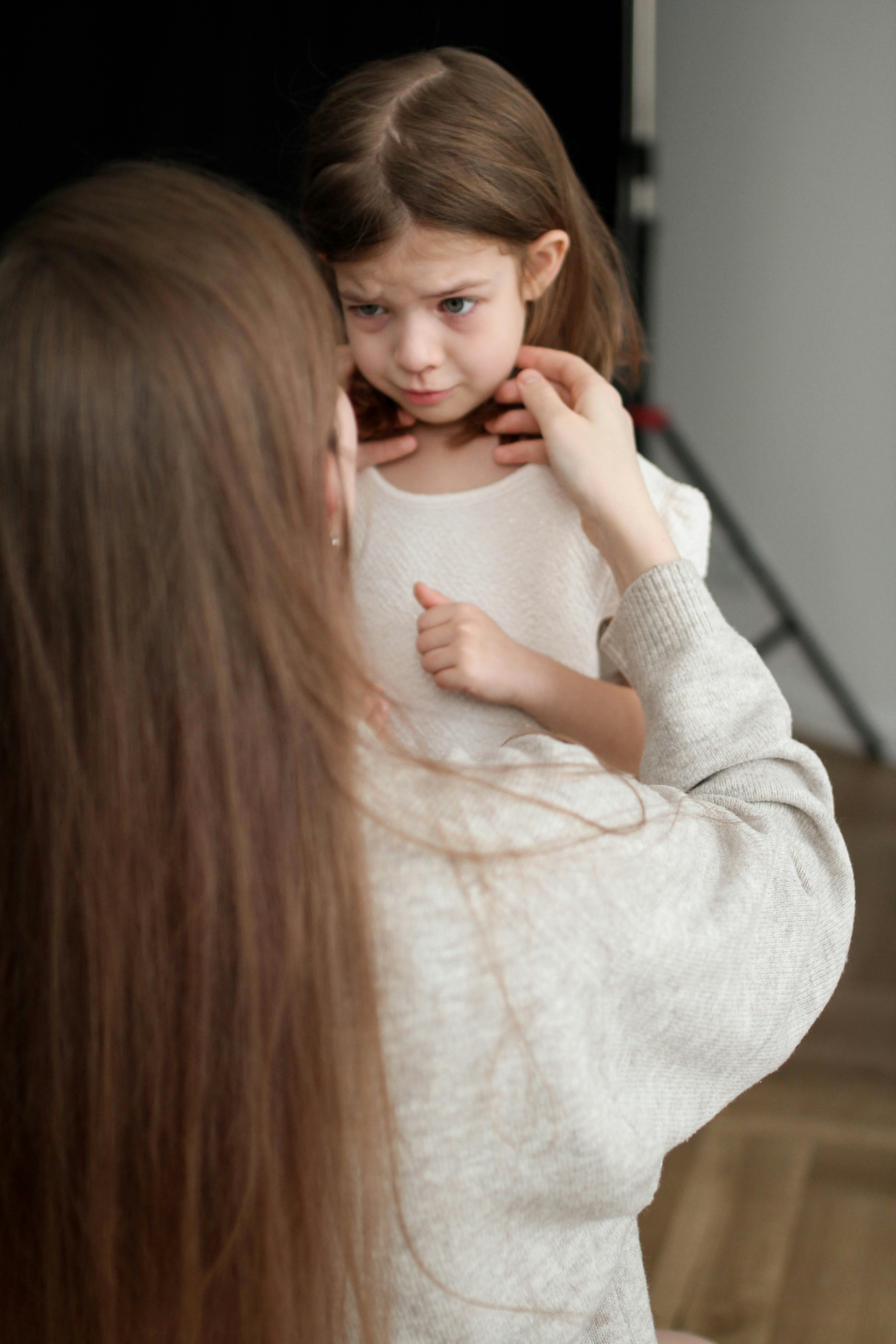 Mutter tröstet weinendes Kind