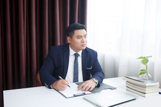 求职者正在面试中进行自我介绍