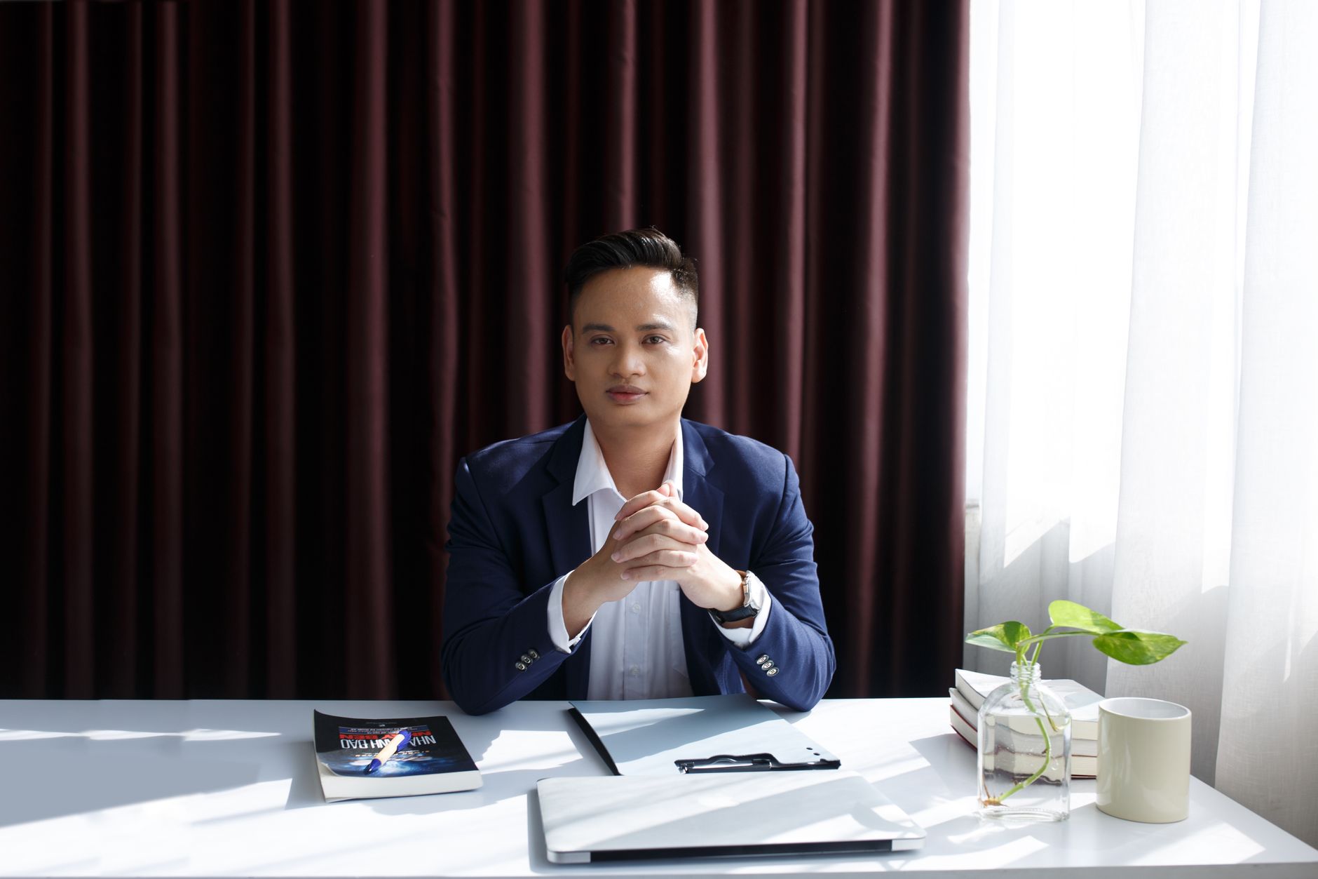 Nhà phân tích tài chính xem biểu đồ FanDuel Predicts và DraftKings trên nhiều màn hình tại văn phòng đêm