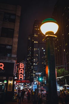 夜晚，城市街道繁华，霓虹闪烁，高楼林立