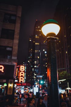 这座城市的夜生活充满活力，以被路灯和霓虹灯照亮的酒吧为特色