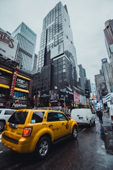 时代广场的动态城市景观中，标志性的黄色出租车穿行于摩天大楼之间