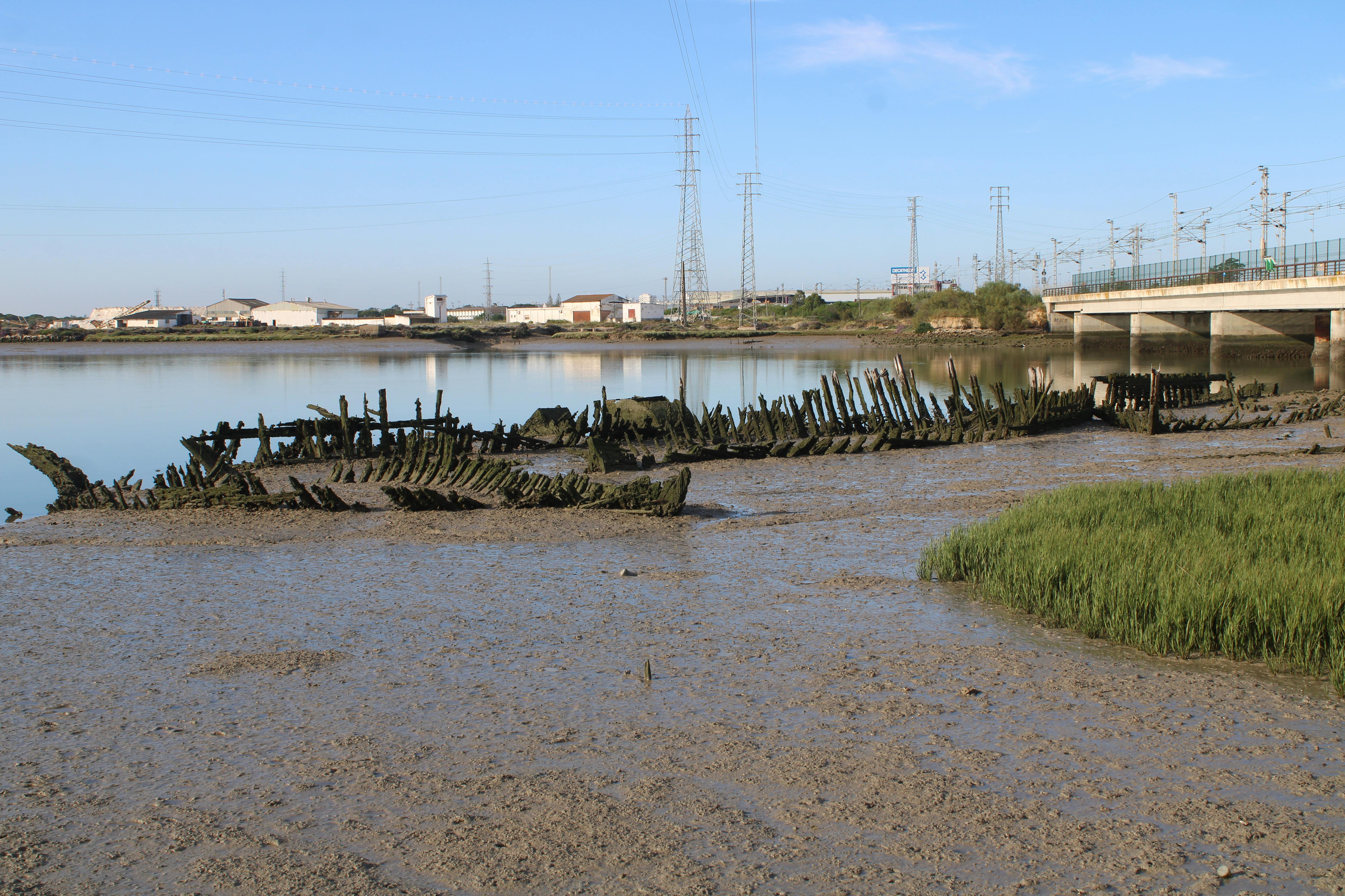 paisajes de ribera del río Guadalete, frente al puente y las salinas