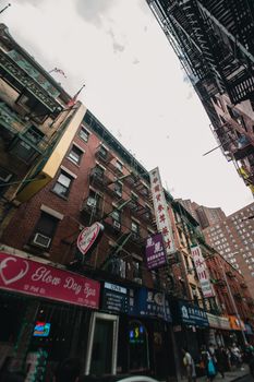 在多云的日子里，繁华的城市街道上，五颜六色的标牌和各种各样的店面随处可见
