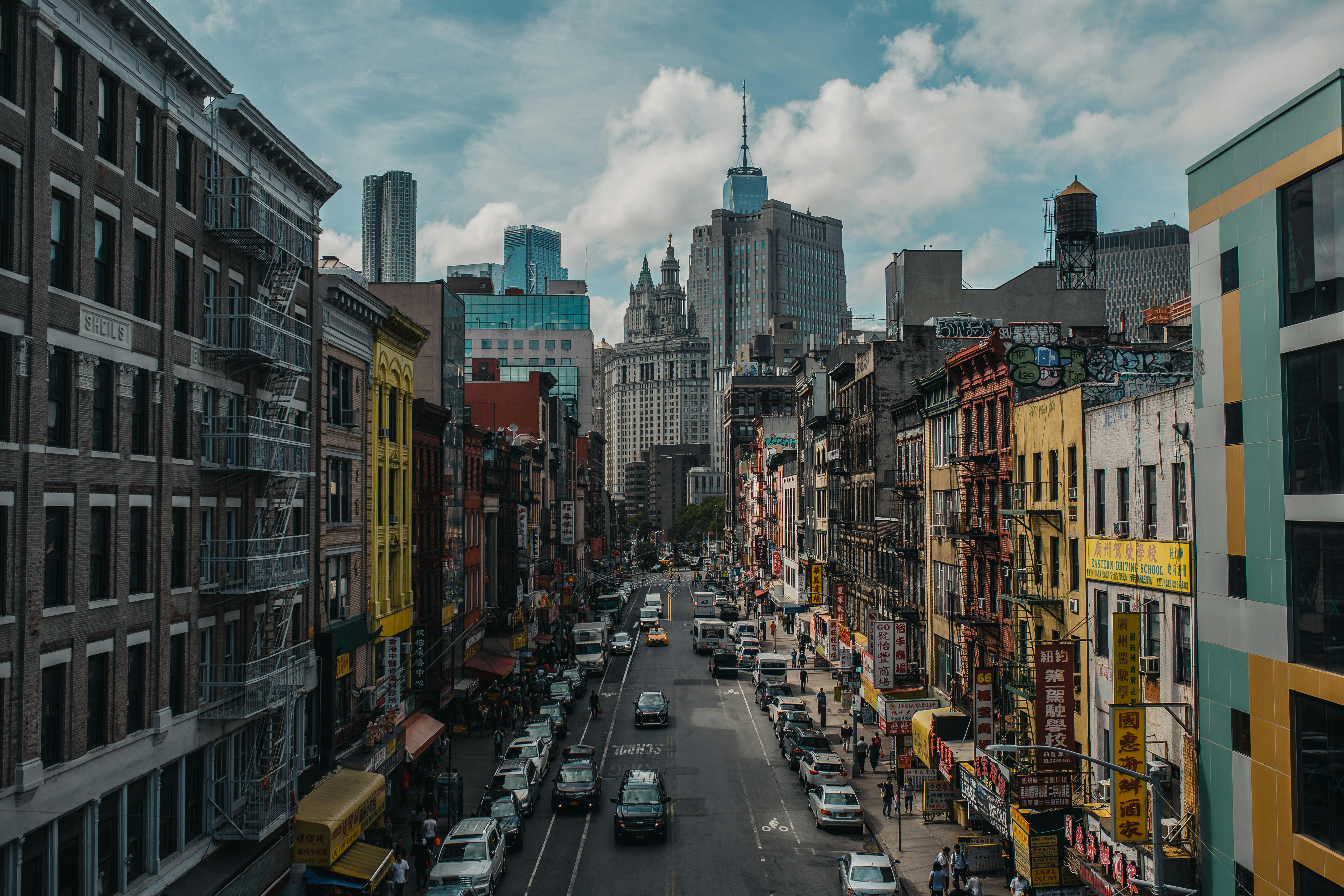 动态的城市街景、五颜六色的建筑与远方的摩天大楼，构成了完美的城市生活主题