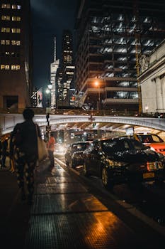 夜晚，城市街道充满活力，灯光璀璨，车流不息，摩天大楼林立