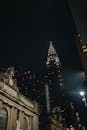 克莱斯勒大厦与纽约市周边建筑的夜景照片