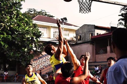 Sekelompok Orang Yang Bermain Bola Basket